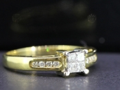 BEAUTIFUL DIAMOND 18 CARAT GOLD ENGAGEMENT RING 