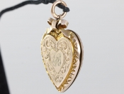 BEAUTIFUL ENGRAVED HEART SHAPED 9 CARAT GOLD LOCKET