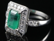 CAPTIVATING EMERALD AND DIAMOND 18 CARAT GOLD RING