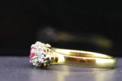 BEAUTIFUL RUBY AND DIAMOND 18 CARAT GOLD RING