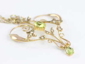 BEAUTIFUL EDWARDIAN PERIDOT AND SEED PEARL 9 CARAT GOLD PENDANT AND CHAIN