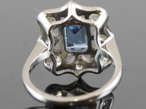 STRIKING ART DECO INSPIRED AQUAMARINE AND DIMAOND 18 CARAT GOLD RING