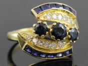 ASTONISHING SAPPHIRE AND DIAMOND 18 CARAT GOLD RING