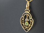 CHARMING PERIDOT AND PEARL 9 CARAT GOLD PENDANT