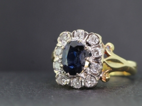 GORGEOUS SAPPHIRE AND DIAMOND 18 CARAT GOLD RING