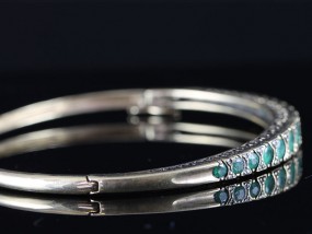 WONDERFUL EMERALD AND DIAMOND BANGLE HANDCRAFTED IN 9 CARAT GOLD