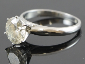  ELEGANT SOLITAIRE DIAMOND PLATINUM RING