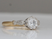 BEAUTIFUL VINTAGE 18 CARAT GOLD AND PLATINUM SOLITAIRE ENGAGEMENT RING