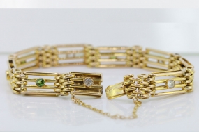 BEAUTIFUL DEMANTOID AND DIAMOND 15 CARAT GOLD GATE BRACELET