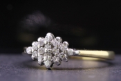  PRETTY DIAMOND 9 CARAT GOLD CLUSTER RING