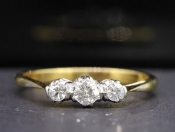 ELEGANT THREE STONE DIAMOND 18 CARAT GOLD TRILOGY RING 