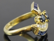 ASTONISHING SAPPHIRE AND DIAMOND 18 CARAT GOLD RING