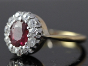 EXQUISITE RUBY AND DIAMOND 18 CARAT GOLD CLUSTER RING