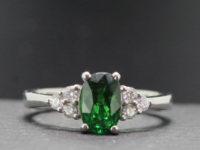 STUNNING TSAVORITE AND DIAMOND PLATINUM RING