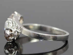 FABULOUS 1920s PLATINUM THREE STONE DIAMOND RING