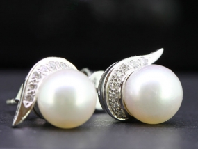 GLAMOROUS PEARL AND DIAMOND 18 CARAT GOLD WHITE GOLD STUDS