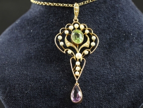 BEAUTIFUL SUFFRAGETTE 15 CARAT GOLD PENDANT AND CHAIN
