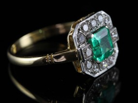 WONDERFUL ART DECO INSPIRED EMERALD AND DIAMOND 18 CARAT GOLD RING