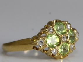 BEAUTIFUL PERIDOT AND DIAMOND 18 CARAT GOLD RING