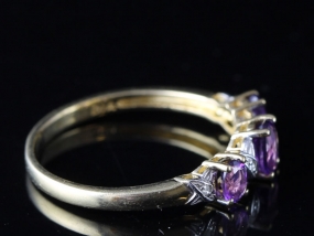  PRETTY AMETHYST AND DIAMOND THREE STONE 9 CARAT GOLD RING