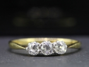 ELEGANT OLD MINE CUT THREE STONE DIAMOND 18 CARAT GOLD RING