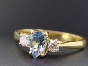 BEAUTIFUL PEAR SHAPED AQUAMARINE AND DIAMOND 18 CARAT GOLD RING