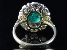 STUNNING COLUMBIAN EMERALD AND DIAMOND 18 CARAT GOLD CLUSTER RING