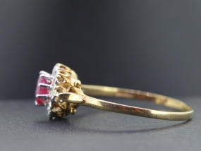 PRETTY RUBY AND DIAMOND 9 CARAT GOLD CLUSTER RING