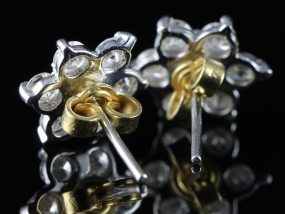  STUNNING FLOWER SHAPED DIAMOND CLUSTER 18 CARAT GOLD STUD EARRINGS