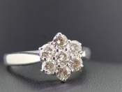  MAGNIFICENT SEVEN STONE DIAMOND DAISY CLUSTER 18 CARAT GOLD RING 