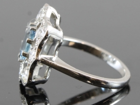 STRIKING ART DECO INSPIRED AQUAMARINE AND DIMAOND 18 CARAT GOLD RING