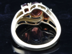 LOVELY THREE STONE GARNET 9 CARAT GOLD RING