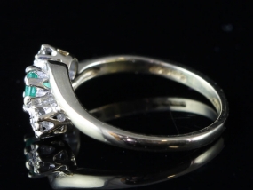  LOVELY 3 STONE DIAMOND AND EMERALD 9 CARAT GOLD RING