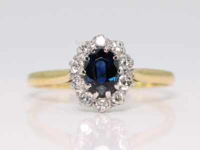 GORGEOUS SAPPHIRE AND DIAMOND 18 CARAT GOLD AND PLATINUM CLUSTER RING