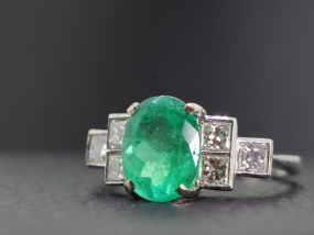 Beautiful Colombian Emerald and Diamond 18 carat Gold Ring