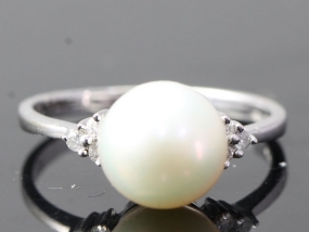 ELEGANT PEARL AND DIAMOND 14 CARAT GOLD RING