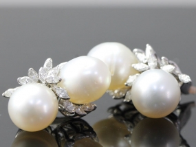 BREATHTAKING PEARL AND DIAMOND 18 CARAT GOLD EARRINGS