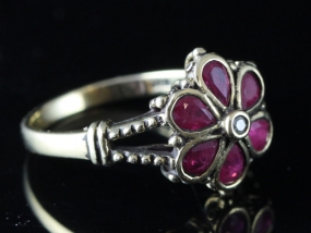 BEAUTIFUL RUBY AND DIAMOND FLOWER 9 CARAT GOLD CLUSTER RING