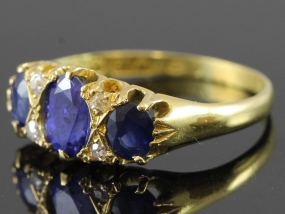 ATTRACTIVE EDWARDIAN SAPPHIRE AND DIAMOND 18 CARAT GOLD RING