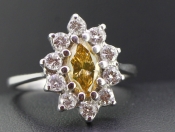 BEAUTIFUL CANARY DIAMOND AND WHITE DIAMOND 18 CARAT GOLD CLUSTER RING