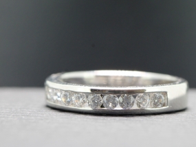 ELEGANT 18 CARAT GOLD DIAMOND HALF ETERNITY RING