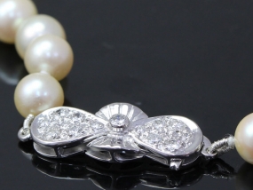 LOVELY STRAND OF PEARLS COMPLETE WITH 18 CARAT GOLD DIAMOND CLASP