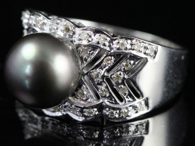 WONDERFUL TAHITIAN PEARL AND DIAMOND 14 CARAT WHITE GOLD