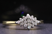  PRETTY DIAMOND 9 CARAT GOLD CLUSTER RING