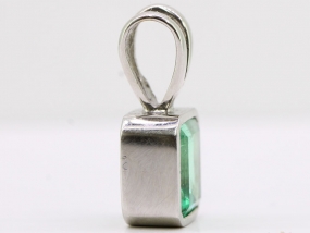 GORGEOUS COLOMBIAN EMERALD 18 CARAT WHITE GOLD PENDANT