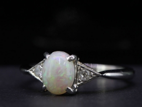 STUNNING OPAL AND DIAMOND 18 CARAT GOLD RING