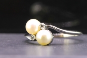 BEAUTIFUL LUSTROUS PEARL AND DIAMOND ON A TWIST 18 CARAT GOLD RING 