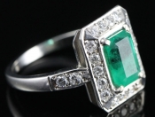 CAPTIVATING EMERALD AND DIAMOND 18 CARAT GOLD RING