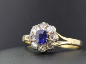 STUNNING VICTORIAN SAPPHIRE AND DIAMOND 18 CARAT GOLD CLUSTER RING