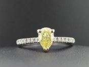 SPECTACULAR YELLOW PEAR SHAPED DIAMOND AND WHITE DIAMOND 18 CARAT GOLD RING